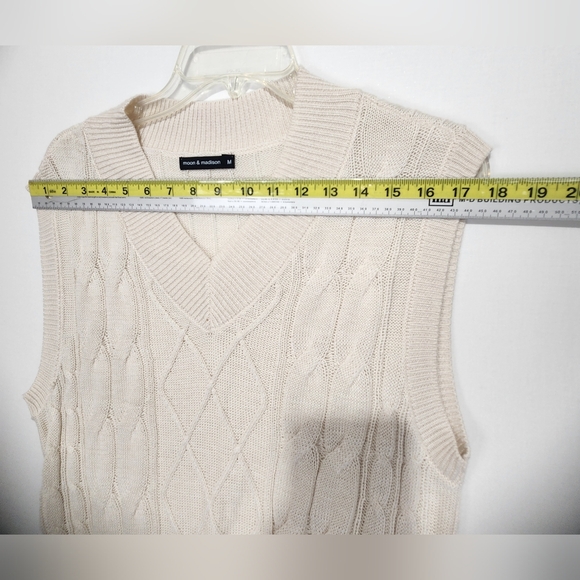 Moon & Madison Women's Cream Cable Knit Sweater Vest Size M - Picture 4 of 6